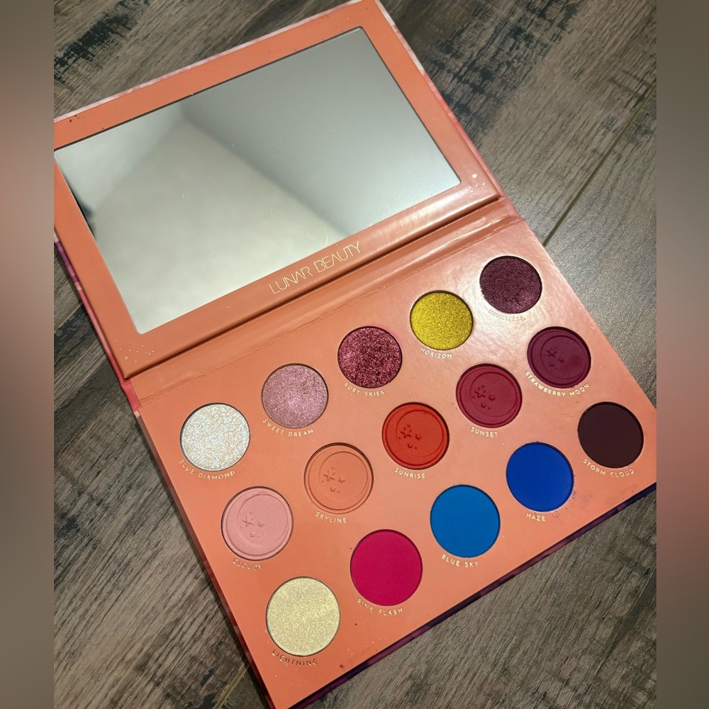 Lunar Beauty Strawberry Dreams Eyeshadow Palette